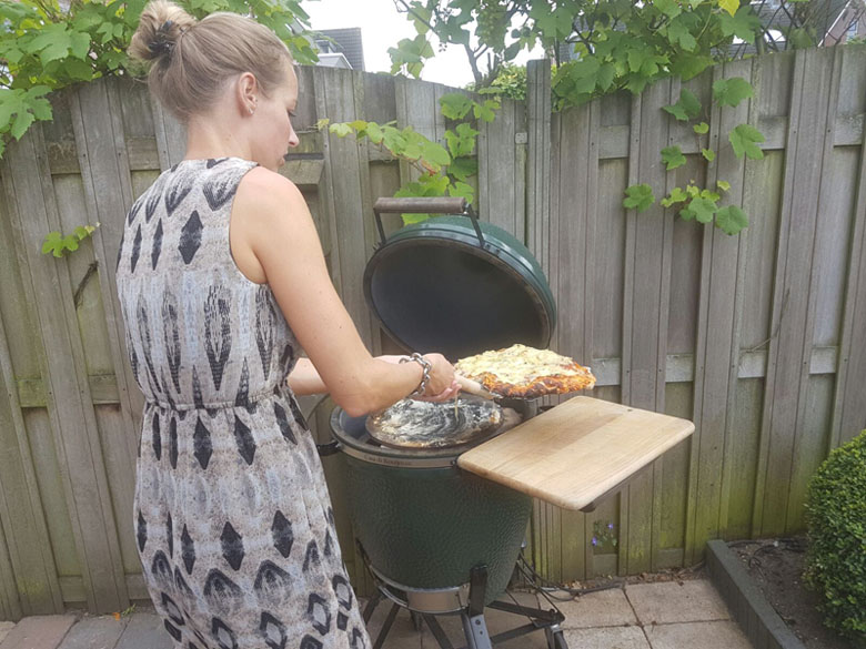 Pizza in de barbecue
